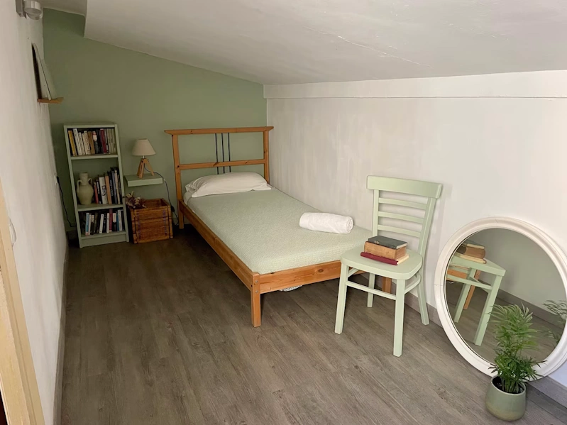 Cozy single bedroom